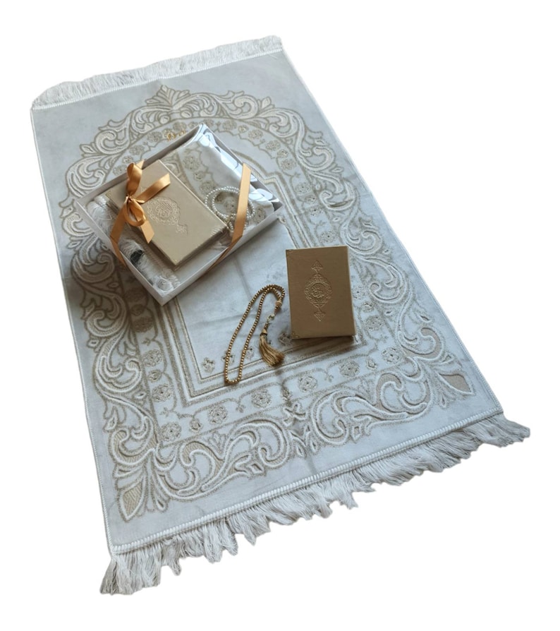 Customized Velvet Prayer Mat Set: Quran, Pearl Tasbih, Personalized ...