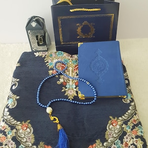 Gepersonaliseerde fluwelen gebedsmattenset: koran, tasbih en essentie - islamitisch cadeau