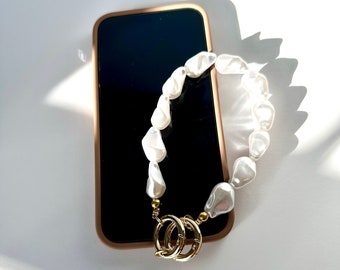 Wavy case and phone jewel - iPhone - phone case and jewel - pearly pearls - white - emily in paris - mindy phone