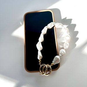 Correa para teléfono con perlas, cadena para teléfono con cuentas de perlas, soporte para teléfono en la muñeca, joyería Zosia, Zosia, correa para teléfono con cuentas blancas