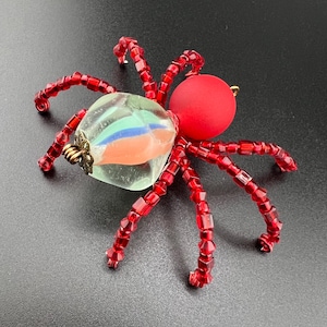 Araignée en perles de marbre recyclé