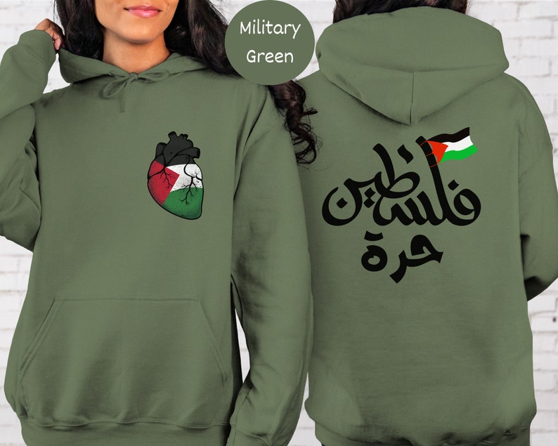Może przedstawiać: Zielona bluza z kapturem w kolorze wojskowym z sercem w kształcie palestyńskiej flagi z przodu i arabskim napisem "فلسطين" z palestyńską flagą z tyłu.