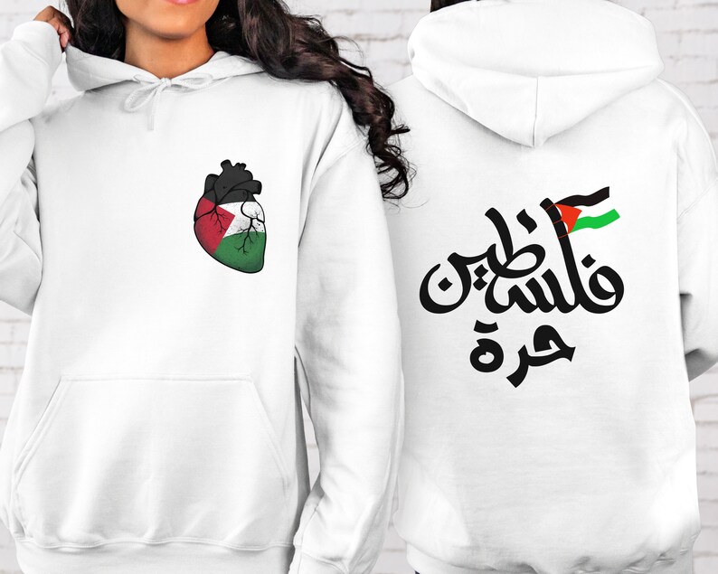 Może przedstawiać: Biała bluza z kapturem z sercem w kształcie palestyńskiej flagi z przodu i arabskim napisem "Palestyna" z palestyńską flagą z tyłu.