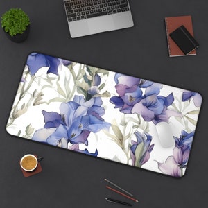 Geboortemaand Flower Desk Mat Gift July Larkspur Large Gaming Mousepad Esthetische Keyboard Mouse Pad for Work Home Office Flower Lover Present