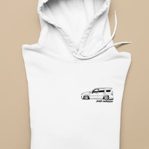 Puede incluir: Sudadera con capucha blanca con una ilustración en blanco y negro de un coche y el texto "DAD WAGON" en la parte delantera.