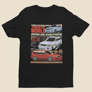Peut inclure: Un t-shirt noir avec un motif graphique représentant trois voitures Subaru Forester de différentes couleurs. Le texte sur le t-shirt est "Forester World", "Dropping Jaws, Raising Standards", "Stancing the Forester Subtle Way", "急速", et "無敵". Le bas du motif est "Turn Heads, Take Risks: Discover the World of Stanced Subies".