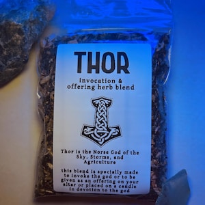 Puede incluir: Una pequeña bolsa de plástico transparente llena de hierbas secas con una etiqueta blanca que dice "THOR invocation & offering herb blend". La etiqueta también incluye una ilustración en blanco y negro de un martillo con un diseño de nudos. El texto de la etiqueta dice "Thor es el dios nórdico del cielo, las tormentas y la agricultura. Esta mezcla está especialmente hecha para invocar al dios o para ser dada como ofrenda en tu altar o colocada en una vela en devoción al dios."