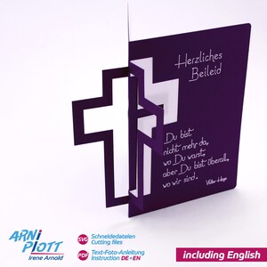 Könnte beinhalten: Eine lila Trauerkarte mit einem weißen Kreuz-Ausschnitt-Design. Die Karte enthält den Text "Herzliches Beileid" und ein Zitat von Victor Hugo. Die Karte enthält auch den Text "including English".
