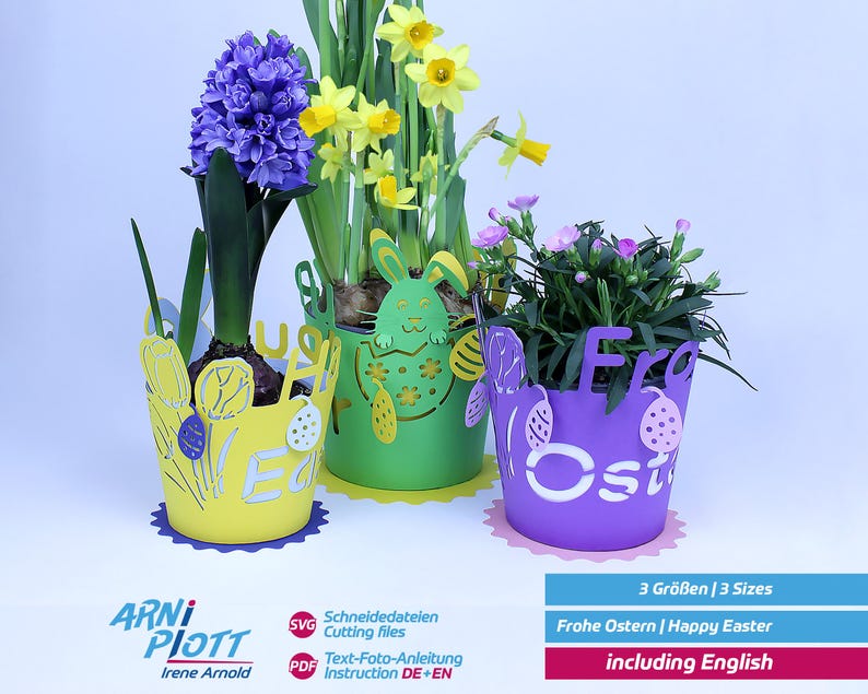 Op de afbeelding: Drie verschillende maten gele, groene en paarse bloempot-uitsnijdingen met paasmotieven. De potten zijn versierd met konijnen-, ei- en bloemenvormen. De tekst "Frohe Ostern" en "Happy Easter" is opgenomen in het ontwerp.