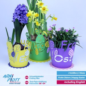 Op de afbeelding: Drie kleurrijke plantenpotten met uitgesneden ontwerpen voor Pasen. De potten zijn geel, groen en paars. De gele pot heeft een konijnenontwerp, de groene pot heeft een konijnenontwerp en de paarse pot heeft een konijnenontwerp. De tekst "Frohe Ostern | Happy Easter" staat op de afbeelding.