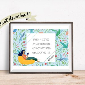 Może przedstawiać: Oprawiony wydruk artystyczny z kobietą czytającą na żółtym worku sako. Grafika zawiera tekst "WHEN ANXIETIES OVERWHELMED ME, YOU COMFORTED AND SOOTHED ME." Elementy dekoracyjne obejmują kolibry i wzory kwiatowe.