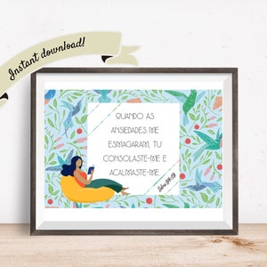 Könnte beinhalten: Gerahmter Kunstdruck mit einer lesenden Frau auf einem gelben Sitzsack. Das Kunstwerk hat einen floralen und Kolibri-Muster-Rand mit portugiesischem Text. Ein Banner oben lautet "Sofort-Download!"