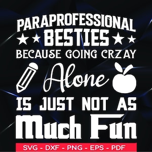 Puede incluir: Diseño gráfico blanco sobre fondo oscuro con el texto "PARAPROFESSIONAL BESTIES" y la frase "BECAUSE GOING CRZAY Alone IS JUST NOT AS Much Fun." Incluye un lápiz y una manzana. La parte inferior dice "SVG - DXF - PNG - EPS - PDF."
