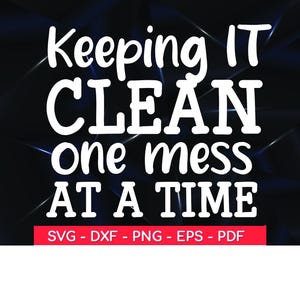 Könnte beinhalten: Weißer Text auf schwarzem Hintergrund lautet "Keeping IT CLEAN one mess AT A TIME". Unter dem Text steht "SVG - DXF - PNG - EPS - PDF".