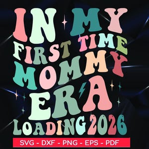 Pode incluir: Um design gráfico colorido com o texto "IN MY FIRST TIME MOMMY ERA LOADING 2026". O design apresenta várias cores e um estilo de fonte retrô. A parte inferior do design inclui "SVG - DXF - PNG - EPS - PDF".