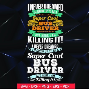 Può includere: Un design grafico con il testo "I Never Dreamed I'd Grow Up To Be A Super Cool Bus Driver But Here I Am Killing It!" in bianco, verde e arancione. Il design include illustrazioni di autobus scolastici gialli. La parte inferiore del design include i tipi di file: SVG, DXF, PNG, EPS e PDF.