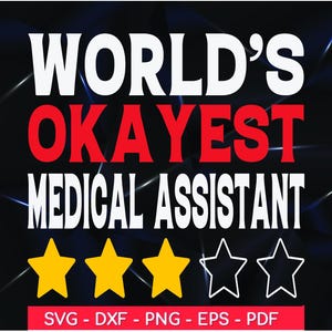 Op de afbeelding: Een zwarte achtergrond met witte tekst die "WORLD'S OKAYEST MEDICAL ASSISTANT" in rood luidt. Er zijn vijf sterren onder de tekst, drie zijn geel en twee zijn zwart.