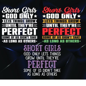 以下が含まれることがあります： 黒い背景に、白い、赤い、緑色のテキストで「Short Girls *GOD ONLY* LETS THINGS GROW UNTIL THEY'RE PERFECT SOME OF US DIDN'T TAKE *AS LONG AS OTHERS*」と書かれたグラフィックデザインです。