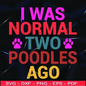以下が含まれることがあります： 「私は2匹のプードルがいる前は普通だった」というテキストと、単語「2」の両側にピンクの肉球の跡があるカラフルなグラフィックデザイン。テキストは使い古したフォントスタイルです。背景は幾何学模様の濃い青色です。
