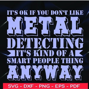 以下が含まれることがあります： 「It's ok if you don't like metal detecting. It's kind of a smart people thing anyway.」というテキストが書かれた青と白のグラフィックデザイン。テキストは太字でブロック状のフォントで書かれています。グラフィックには「SVG - DXF - PNG - EPS - PDF」というテキストも含まれています。