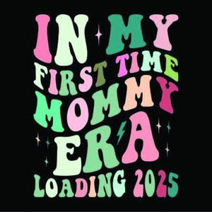 Pode incluir: Um design gráfico colorido com o texto "In My First Time Mommy Era Loading 2025". O texto está em um estilo retrô com um arco-íris de cores.