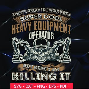 Puede incluir: Diseño gráfico en negro y marrón con una calavera con gorra, con maquinaria pesada a ambos lados. El texto dice: "I NEVER DREAMED I WOULD BE A SUPER COOL HEAVY EQUIPMENT OPERATOR BUT HERE I AM KILLING IT."