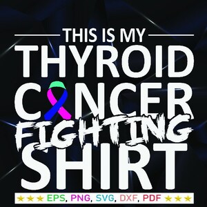 Pode incluir: Um design gráfico com o texto "THIS IS MY THYROID CANCER FIGHTING SHIRT" em branco, com uma fita verde-azulado, rosa e azul. O fundo é azul escuro com um padrão geométrico. O design também inclui opções de tipo de arquivo.