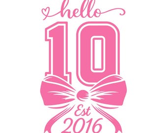 Hola, diez años (Est. 2016) SVG PNG, lazo de cumpleaños SVG, décimo cumpleaños (Est. 2016) PNG, regalo de cumpleaños para niñas de diez años, descarga digital