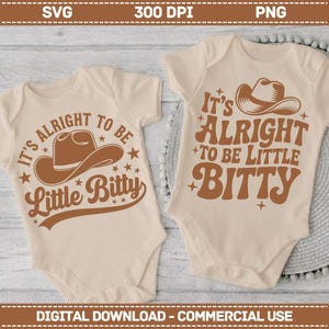 Puede incluir: Dos bodies de bebé beige con texto y gráficos marrones. Cada body tiene un gráfico de sombrero de vaquero y la frase "It's Alright to be Little Bitty". Las palabras están en una fuente lúdica con acentos de estrella.