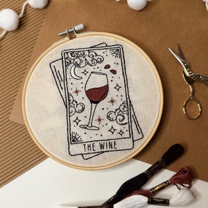 DIY 刺繍キット - ワイン タロット カード - 初心者向けデザイン - 大人向けクラフト - 6 インチ フープ - 剥がして貼るテンプレート - 占星術 - ワイン愛好家
