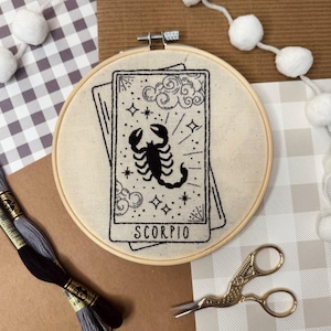 DIY刺繍キット - 蠍座タロットカードデザイン - 初心者向けニードルポイント - 占星術 - クロスステッチ - 6インチフープ - モダンデコ - 大人向けクラフト