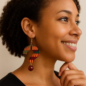 Vraagtekenoorbellen Kente-stof: handgemaakte Afrikaanse bengelsieraden