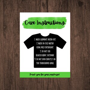 Può includere: Istruzioni per la cura di un capo di abbigliamento con una silhouette nera di una maglietta. Le istruzioni sono: 1. Lavare il capo al rovescio. 2. Lavare in acqua fredda con un detersivo delicato. 3. Non usare candeggina/ammorbidente. 4. Non stirare direttamente sull'area trasferita. Il testo "Grazie per l'acquisto!" è in fondo all'immagine.