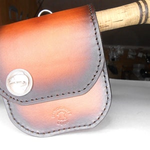 Leren etui voor vliegenvanger, zalm, forel, vliegvissen, vader, cadeau, molenkoffer. vissen portemonnee. hengelhoes.