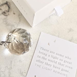 EXPÉDITION INTERNATIONALE - Cadeau personnalisé pour le deuil moderne Memorialight - Rainbow Maker, idéal pour le souvenir quotidien, attrape-soleil de sympathie pour la perte