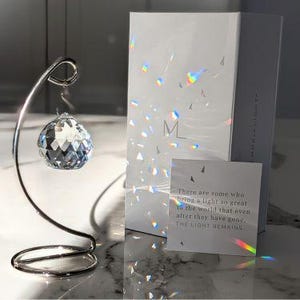 Capteur de soleil en cristal arc-en-ciel Memorialight | Cadeau commémoratif de sympathie add a stand