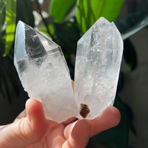 Arkansas Quartz kristallpar: Regnbågsfönster med dubbelspets, handplockade 7,5 cm