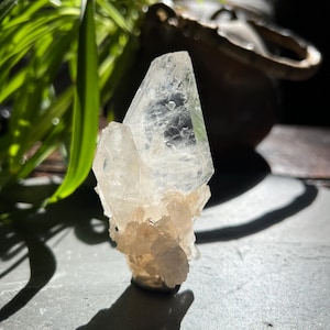 Flash Mountain Quartz Crystal: Dubbelterminerad tabby med Cookeite-inneslutningar