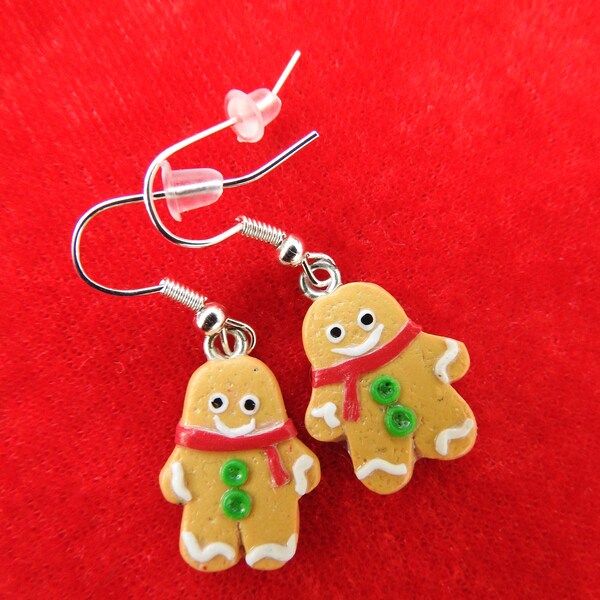 Boucles d'oreilles de noël petits bonhomme biscuit vert et rouge en pâte polymère ! Gingerbread man cookies