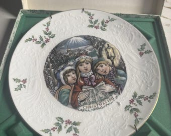 Vintage Royal Doulton CHRISTMAS 1981 PLATE Victorian Children 8.25"