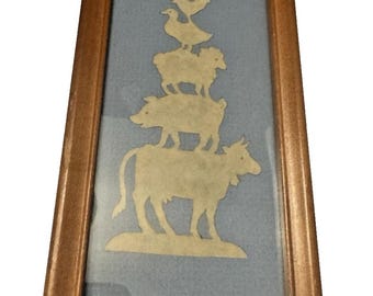 Cuadro antiguo enmarcado con recortes de papel de animales de granja apilados, 4” x 8”
