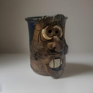 Vintage 3-D Ugly Face Keramik Steinzeug Kaffeebecher Tasse Blau signiert K Greer Lustig