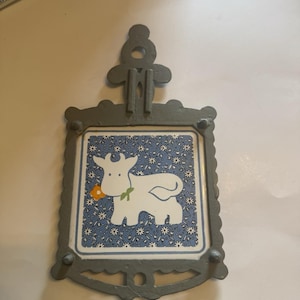Vintage gietijzeren onderzetter met keramische blauwe tegel Koeienpannenlap