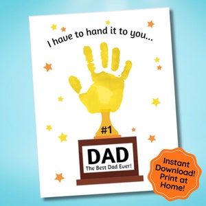 Puede incluir: Una tarjeta imprimible con una huella de mano en pintura dorada sobre un trofeo con el texto "#1 DAD The Best Dad Ever!" y estrellas amarillas alrededor de la imagen. El texto "Descarga instantánea! Imprime en casa!" está en un círculo en la esquina inferior derecha.