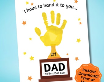 Op de afbeelding: Een printbare kaart met een handafdruk in gouden verf op een trofee met de tekst "#1 DAD The Best Dad Ever!" en gele sterren rond de afbeelding. De tekst "Direct downloaden! Thuis printen!" staat in een cirkel rechtsonder.
