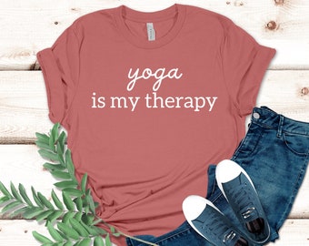 Yoga är min terapi-tröja, yogi-tröja, yogaholic-tröja, yogaälskare-tröja, meditationströja, yogagåva-tröja, yogalärartröja, yogatröja