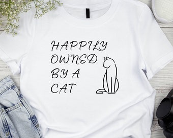 Felizmente propiedad de una camisa de gato, camisa de amante de gato, camisa de gato divertida, regalo de amante de gato, camiseta de amante de gato, camiseta gráfica de gato lindo, camiseta de gato, camiseta de gato