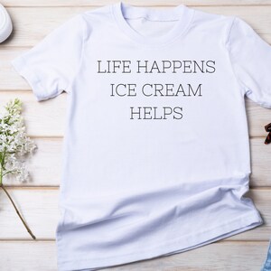 Life Happens Ice Cream Helps Shirt, Koszulka Miłośnika Lodów, Koszulka Lody, Miłośnicy Lodów, Prezent Miłośnika Lodów, Pomysł Na Prezent Lodowy