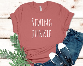 Camicia da drogato da cucito, maglietta da cucito divertente, regalo da sarta, t-shirt artigianale, camicia da cucito carina, amante del cucito, camicia da sarta, macchina da cucire