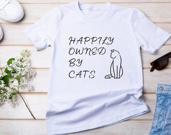 Felizmente propiedad de Cats Shirt, Cat Lover Shirt, Funny Cat Shirt, Cat Lover Gift, Cat Lover Tee, Cute Cat Graphic Tee, Cat Shirt, Cat TShirt